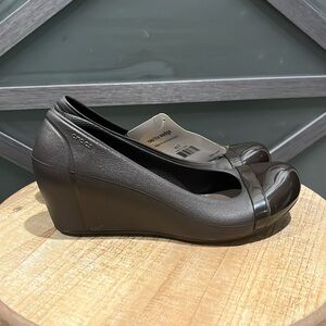 Crocs closed toe wedges color brown size 7